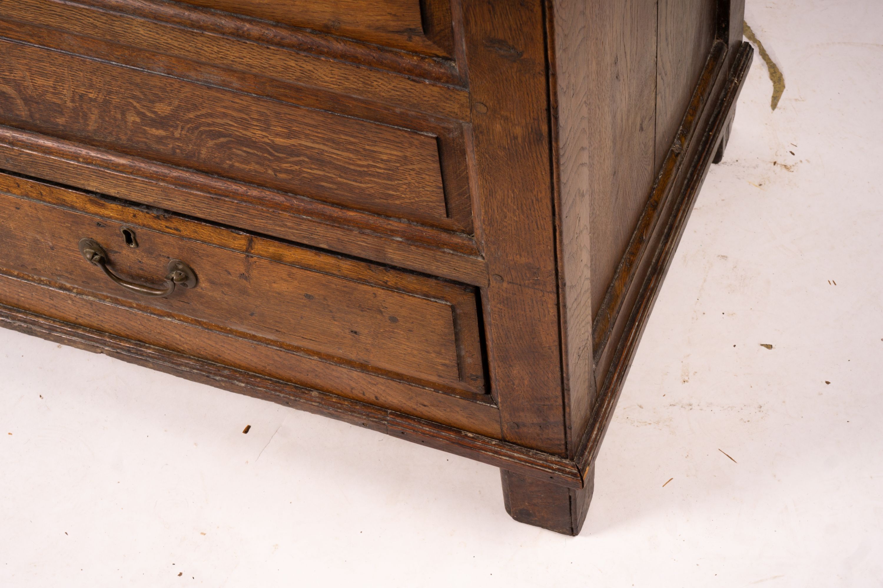 An 18th century oak mule chest, length 150cm, depth 56cm, height 80cm